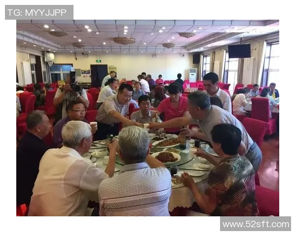 足球明星欢聚一堂举杯庆祝精彩瞬间视频回顾