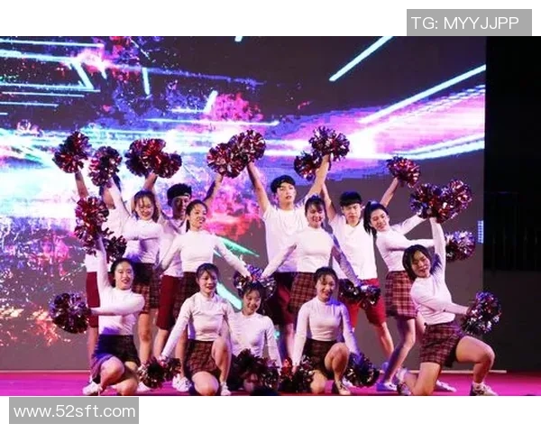 激情四溢的足球宝贝舞蹈啦啦操展现青春活力与团队精神